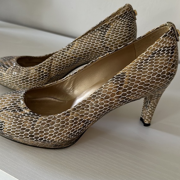 Stuart Weitzman Plainfield Pump - worn twice - Picture 11 of 11